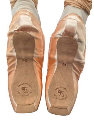 Semelles des pointes STUDIO 2 DanseBoutique pour ballet avec logo visible et satin saumon