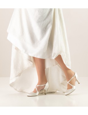 India LS - Chaussures de mariage fermées en satin blanc et semelle cuir lisse - Nueva Epoca